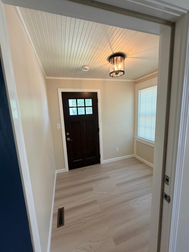 Building Photo - 7 Brook St Unit 3 Bedroom 1 Bathroom