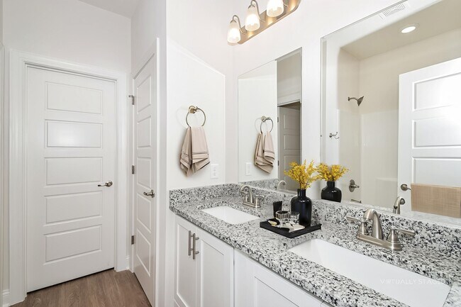 Photo - 1008 Walker Point Way