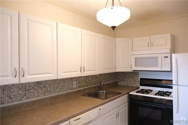 Building Photo - 88 W Utica St Rental