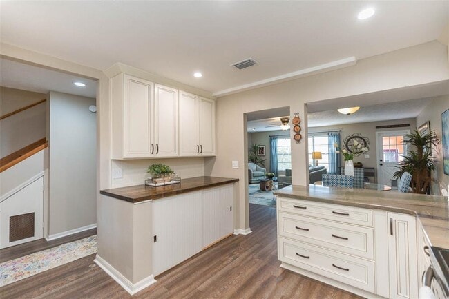 Photo - 702 W Bay St