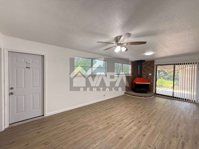 Photo - 943 Weizmann St