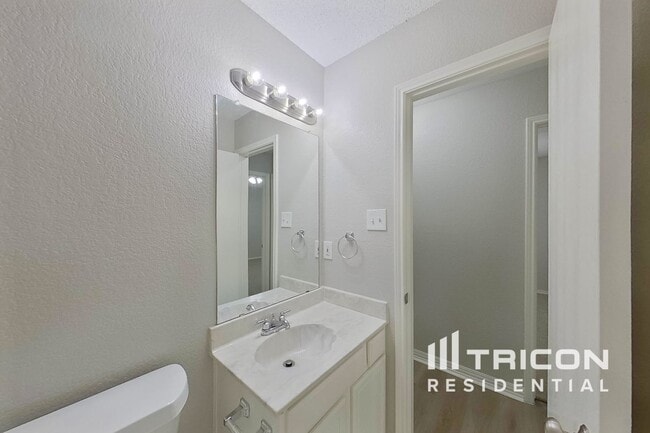 Photo - 403 Hollyberry Dr