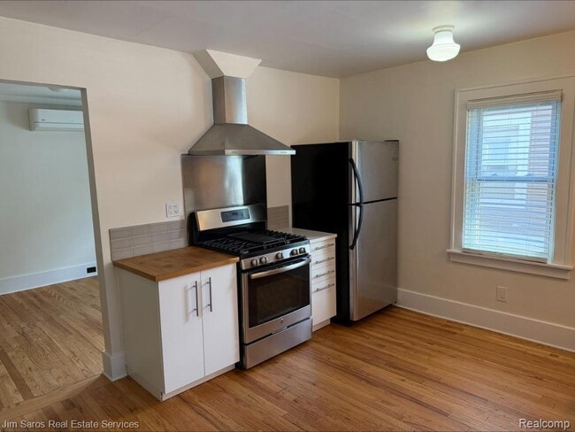 Photo - 851 Saint Clair Ave Unit Upper
