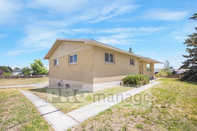 Building Photo - Spacious 5 Bed, 2.5 Bath Home in Blackfoot