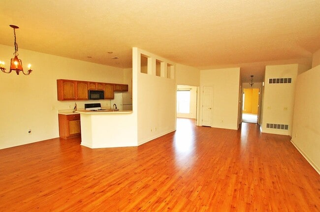 Great room with 12’ ceiling - 4333 Marival Way