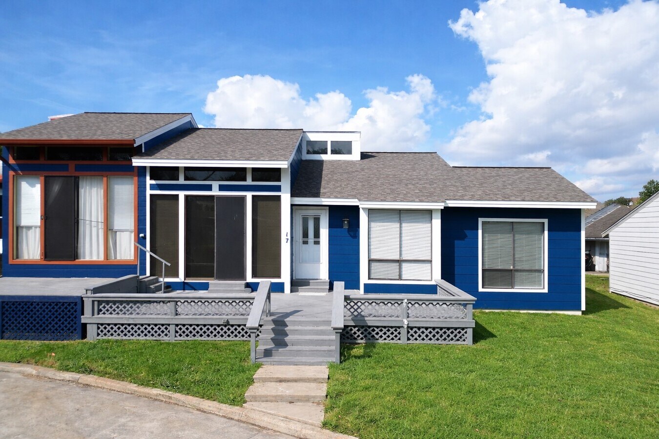 Photo - 17 April Point Dr N