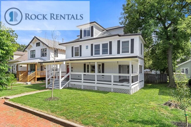 Building Photo - Large Updated Three Bed Two Bath with Patio