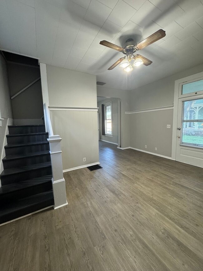 Photo - RENT SPECIAL: $300 OFF THE DEPOSIT IF LEAS...