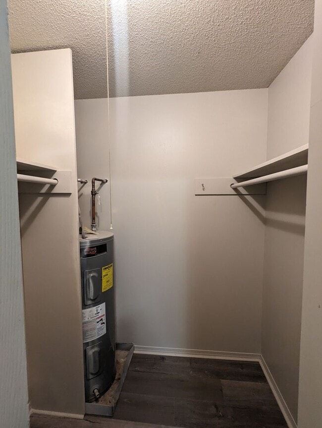 Building Photo - Upstairs 2 Bedroom Apartment - Remodeled May 2023 Unit 2915 Leeway Dr Apt A