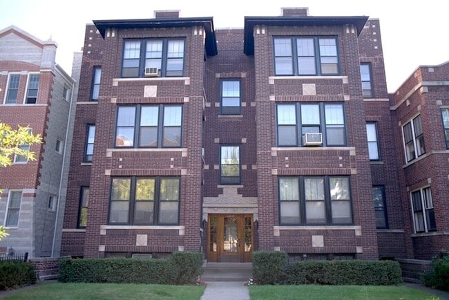 Building Photo - Lakeview Gem: 2 Bed, 1 Bath W/ In-Unit Laundry, D/W, Cent Air, Fireplace, Deck, Parking! Unit 1417-1