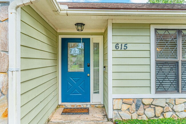 Photo - 615 St Martin Cove