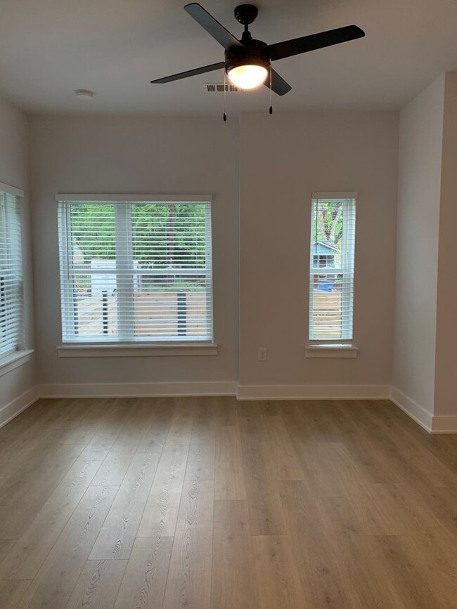Building Photo - 2 Bedroom 2 Bath Condo w/ Fenced In Yard!