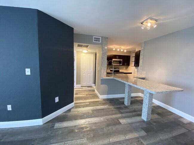 Photo - 2831 N Oakland Forest Dr Unidad 101