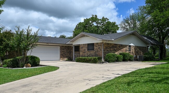 Building Photo - Beautiful 3 bedroom 2 bath Runaway Bay,  TX Rental