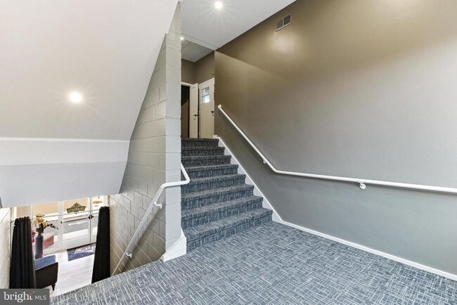 Building Photo - 201 Broadway