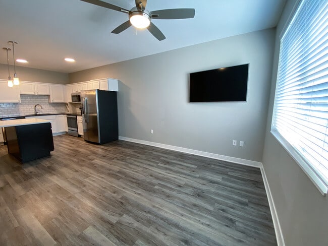 2410 Chamberlain n.º 303 | Sala de estar - Clocktower Place Apartamentos