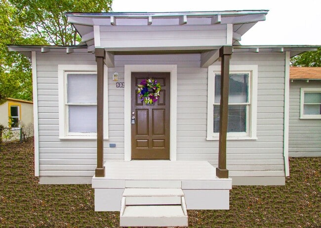 Building Photo - 932 Poinsettia St Unit 1
