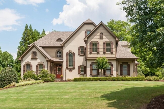 Building Photo - Elegant Master-on-Main in Prestigious Laur... Rental