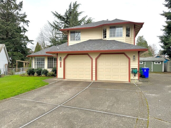 Photo - Linwood Neighborhood, Milwaukie Home on Quiet Cul-de-sac, 2 Car Garage, A/C, Huge Fenced Backyard