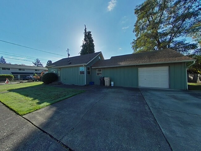 Building Photo - FALL SPECIAL ~ $1150 OFF FIRST MONTH RENT
