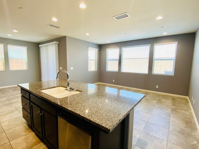 Photo - $2,195 Belmont & Fowler, 3 Bedroom - N Eli...