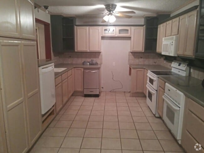 Building Photo - 1710 S Cedar Ave Rental
