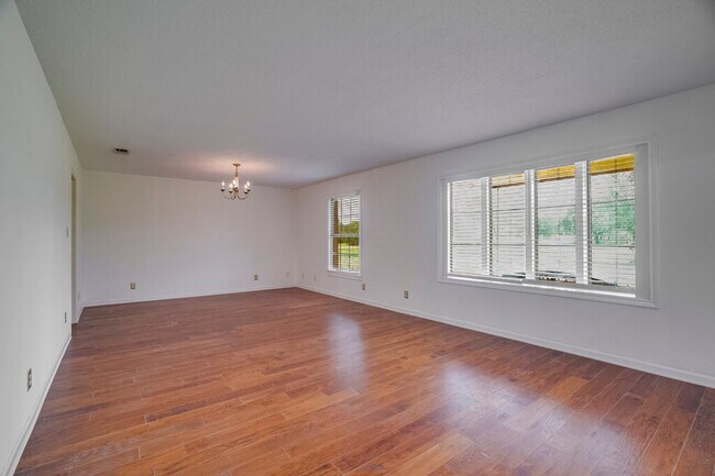 Photo - 506 E Palm Valley Blvd