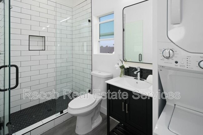 Photo - 4685 49th St