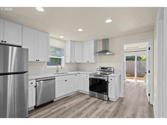 Building Photo - GPM657 - SE Raymond Ct. (T1) Unit B Rental