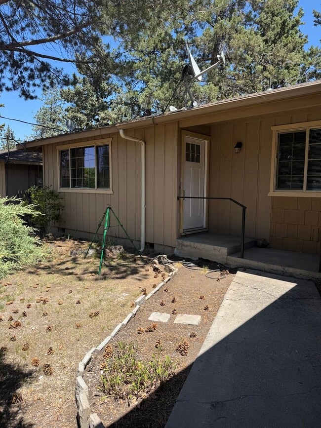 Building Photo - Updated Duplex in SE Bend Rental