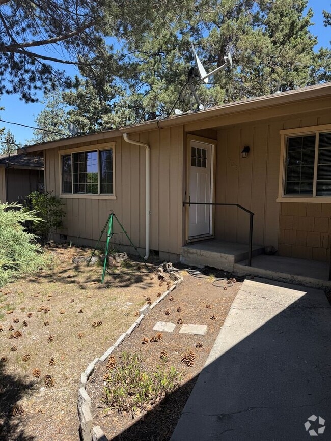 Building Photo - Updated Duplex in SE Bend Rental