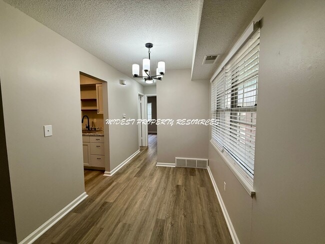 Photo - Stunning 1 Bedroom Apartment w/ Covered Pa... Unit y Villa Apts - 985