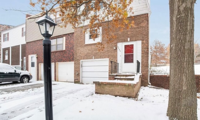 Building Photo - 3727 NE Colonial Dr