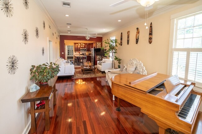 Building Photo - Gorgeous 3BD/3BA with Courtyard Unit 1539 N. Prieur