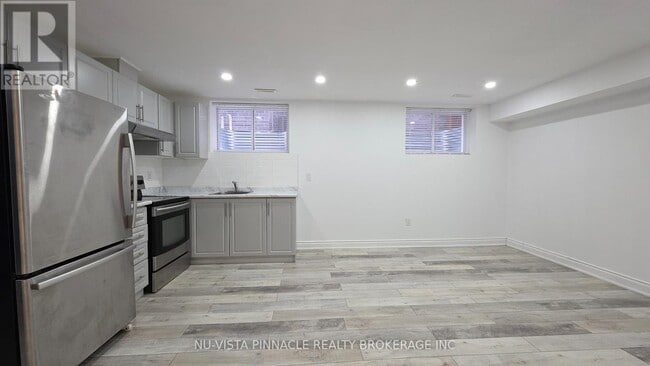 Photo - 2076 Gough Ave