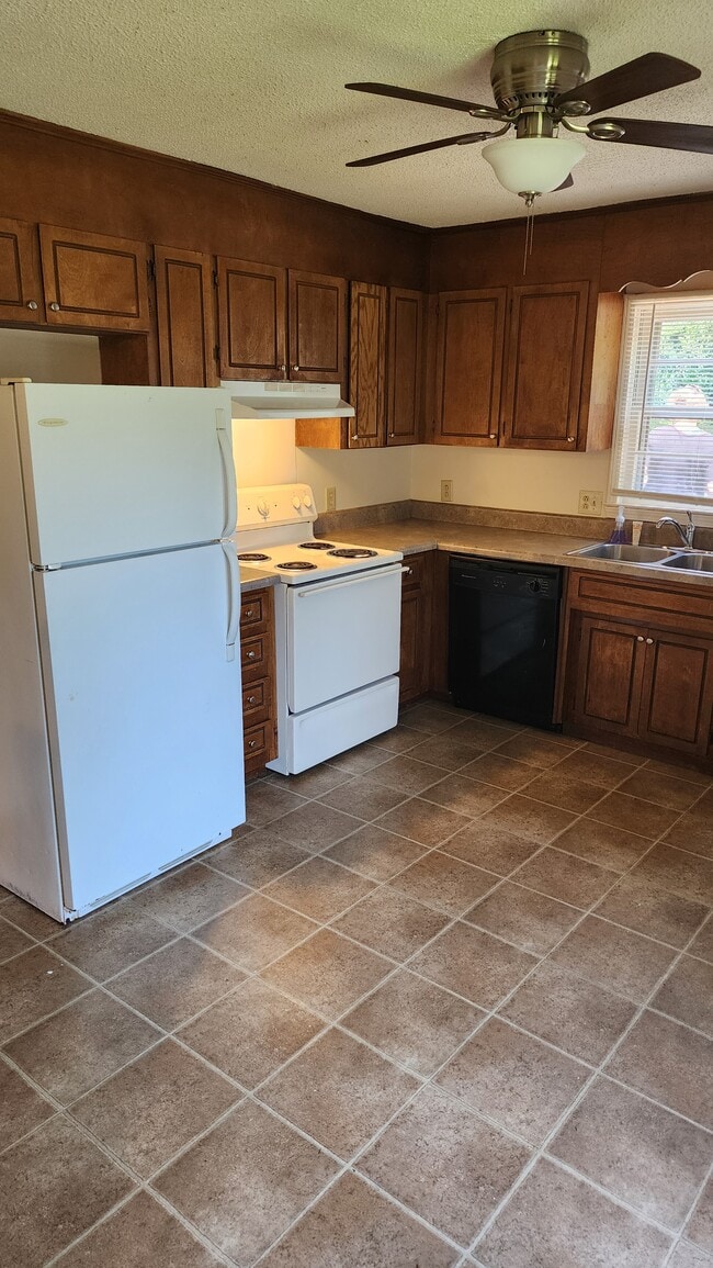 Furnished kitchen - 115 Hunter Dr