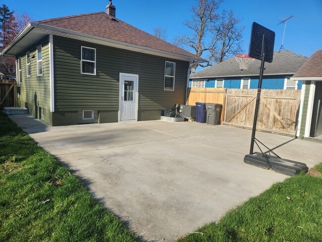 Photo - 639 Algona Ave