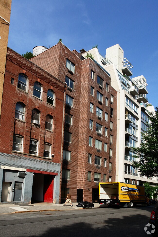 Photo - 434 W 19th St