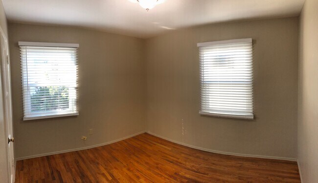 3731 Dwight St Unidad Back House