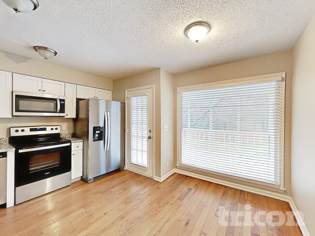 Photo - 2113 Putnam Ln