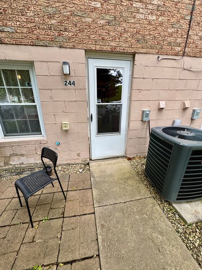 Photo - Charming 2 Bed 1 Bath in Cranberry!