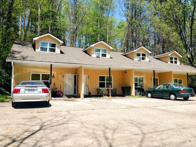 Building Photo - 2 Bedroom 2 Bath Townhouse 1 mile from WCU...