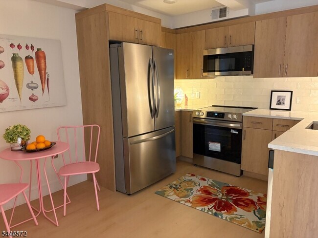 627 Valley Rd Unit E
