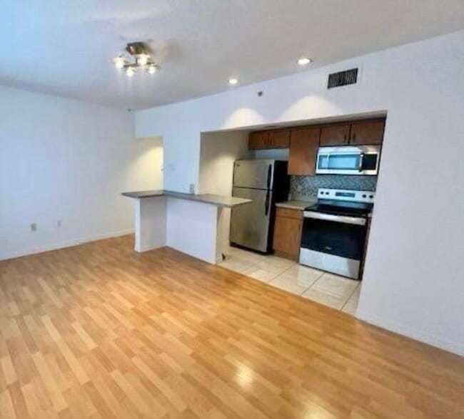 Building Photo - 7326 Collins Ave Unit 304