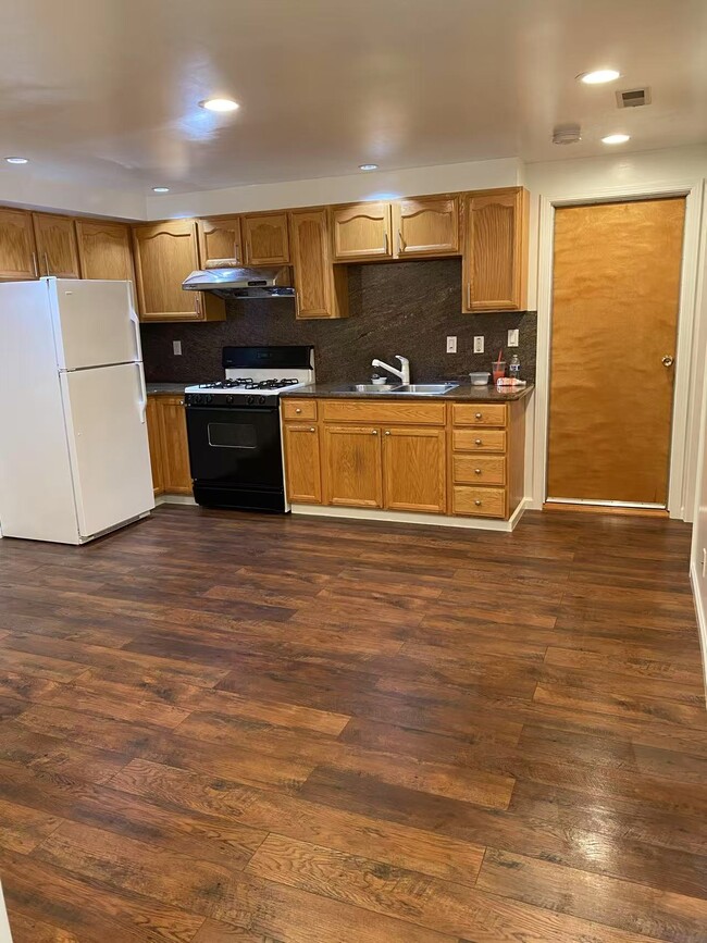 Kitchen/Dining area - 1607 24th Ave Casa Unidad Back downstairs