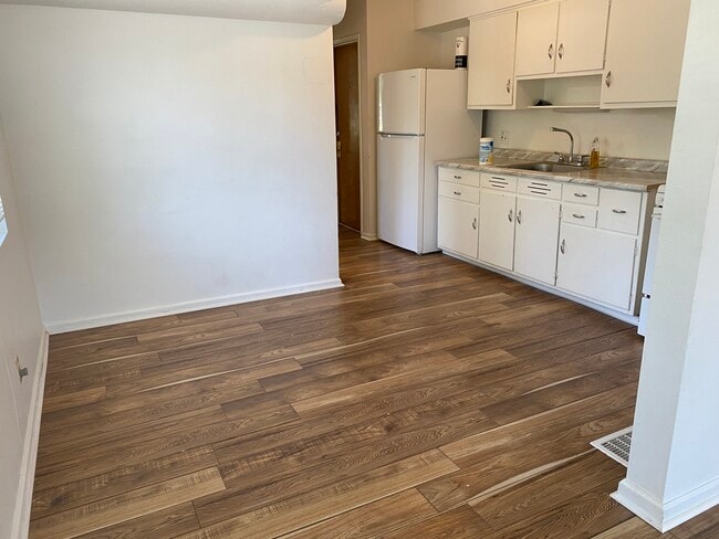 Photo - 2200 W Schantz Ave