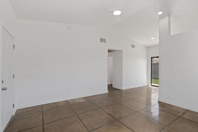 Photo - 620 E Lester St Unit 1