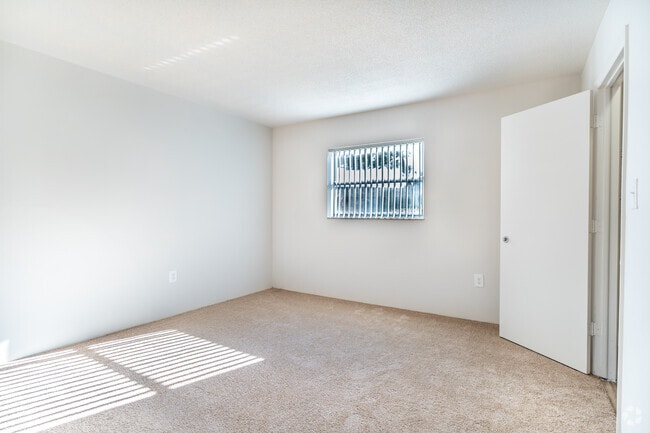 1 habitación, 1 baño - 720 pies cuadrados - Habitación - Lindru Gardens