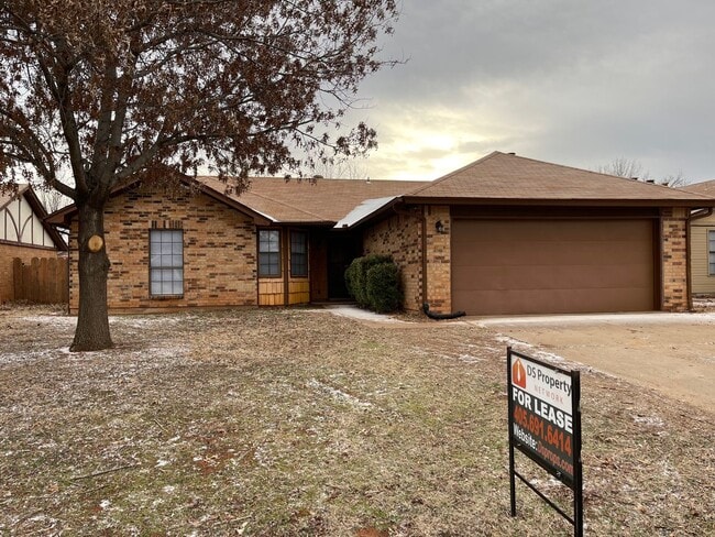 Building Photo - 3 bedroom home for rent in Edmond near W 15th Street and Santa Fe!  2 baths, 2 car garage + fence...