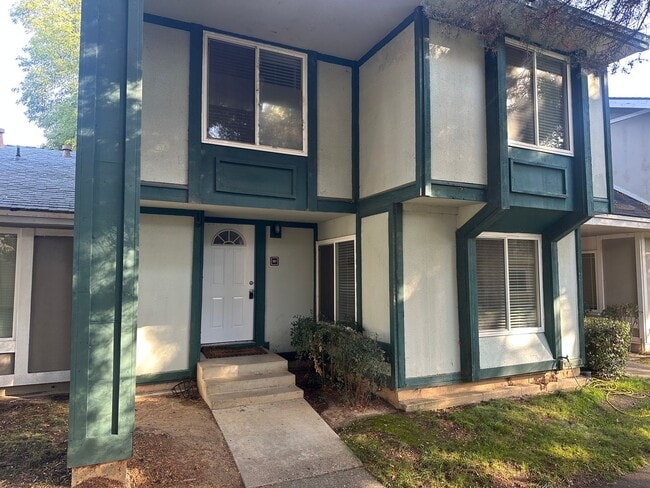 Building Photo - Updated 3 Bedroom Townhome in North Tahoe Park